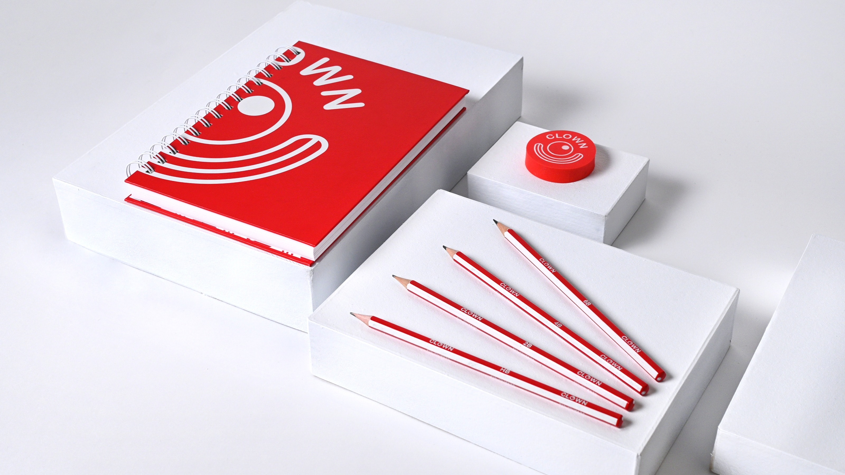 Carnet, crayons et accessoires CLOWN.ART dans leur univers rouge et blanc